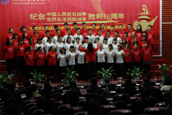 2014级和2015级法学一班演唱歌曲《抗日军政大公司歌》、《中国,中国,鲜红的太阳永不落》.JPG